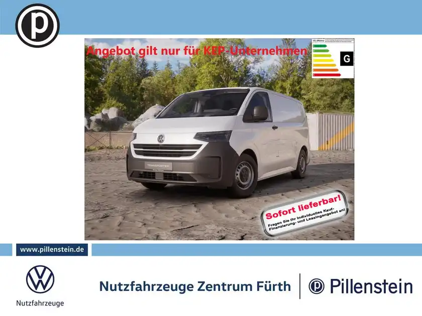 Das Bild zeigt einen weißen VW Transporter Kasten von vorne. Es enthält eine markante Texteinblendung mit dem Hinweis auf ein Angebot und das Händlerlogo.