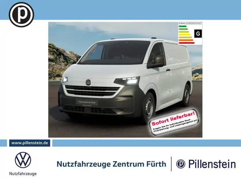 Das Bild zeigt einen weißen VW Transporter Kasten von der Vorderseite. Es enthält das Händlerlogo und bietet Informationen über die sofortige Verfügbarkeit des Fahrzeugs.