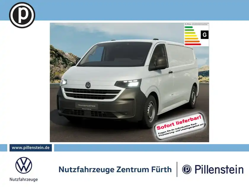 Das Bild zeigt einen weißen VW Transporter Kasten im Vorderansicht. Es enthält das Händlerlogo und markante Texteinblendungen mit der Aufschrift 'Sofort lieferbar'.