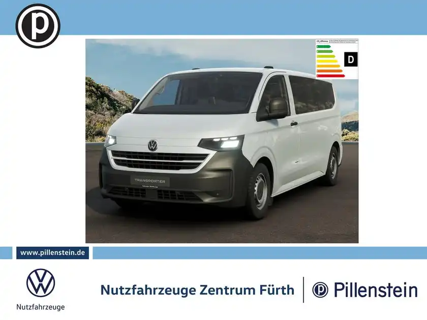 Das Bild zeigt einen weißen VW Transporter KOMBINE in frontaler Ansicht, mit sichtbarem Händlerlogo und zusätzlichem Text.