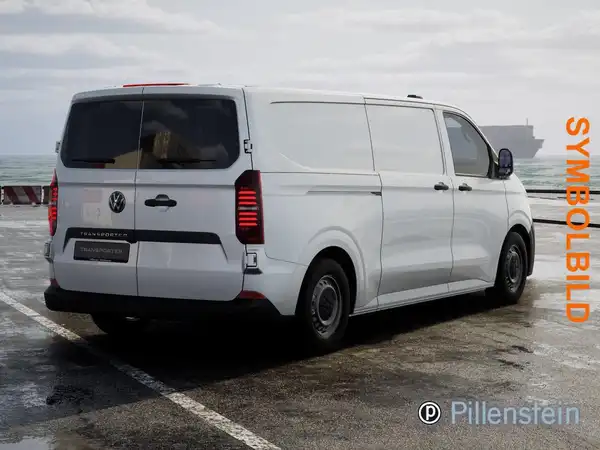 Das Bild zeigt einen weißen VW Transporter Kasten von hinten, aufgenommen in einem Hafen-ähnlichen Umfeld, mit der markanten Texteinblendung 'SYMBOLBILD'.