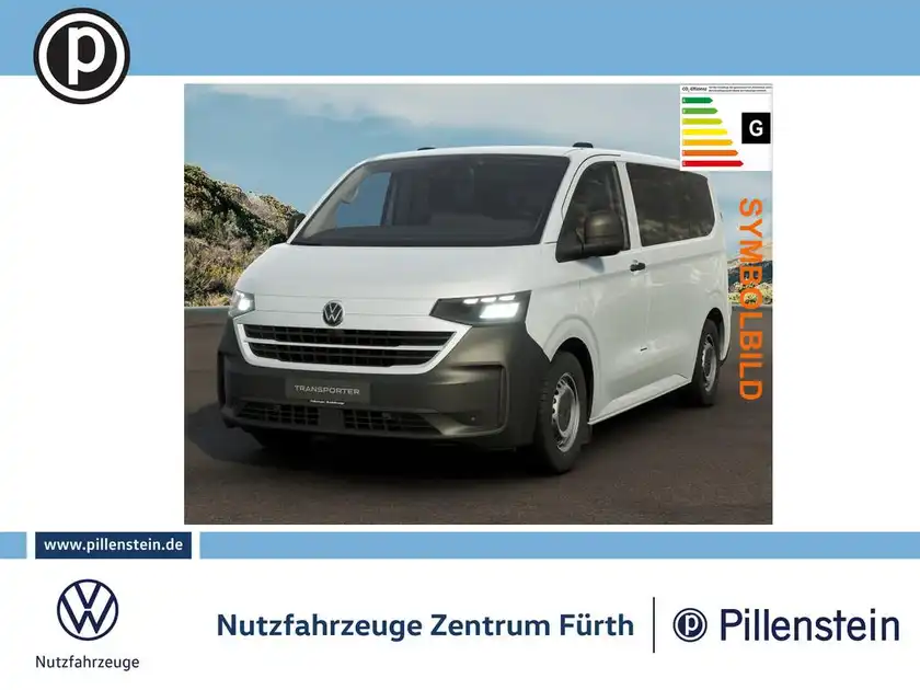 Das Bild zeigt einen weißen VW Transporter in der Frontansicht. Es enthält das Händlerlogo und Textelemente, die auf das Fahrzeug anspielen.