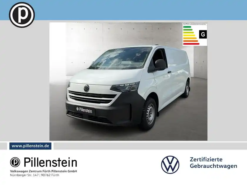Das Bild zeigt einen weißen VW Transporter aus der Frontansicht. Das Händlerlogo von Pillenstein ist eingeblendet, ebenso Verkaufselemente.