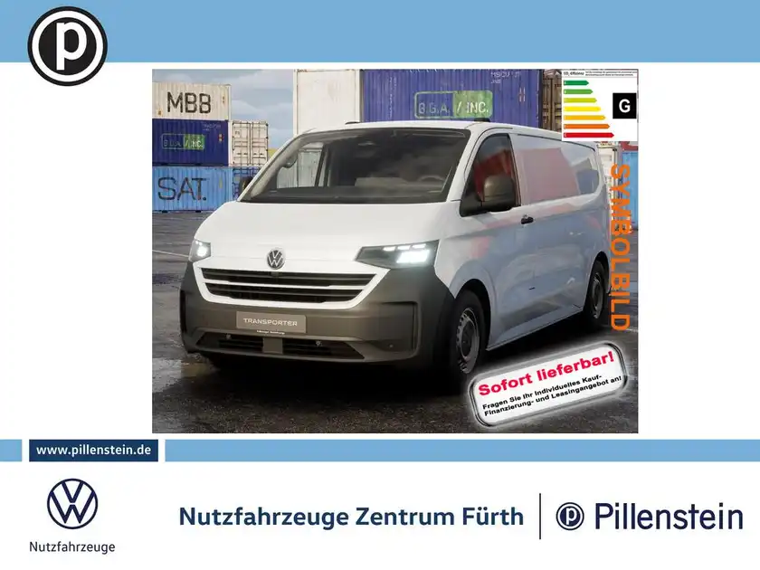 Das Bild zeigt einen weißen VW Transporter von vorne. Es enthält das Händlerlogo und markante Texteinblendungen, einschließlich 'Sofort lieferbar'.
