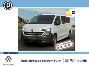 Das Bild zeigt einen weißen VW Transporter von vorne. Es ist ein Fahrzeugbild mit Händlerlogo und markanten Texteinblendungen, die anzeigen, dass das Fahrzeug sofort lieferbar ist.