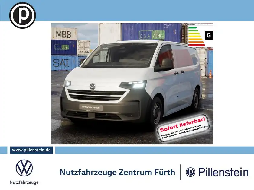 Das Bild zeigt einen weißen VW Transporter von vorne. Es enthält das Händlerlogo und eine Texteinblendung mit der Aufschrift 'Sofort lieferbar'.