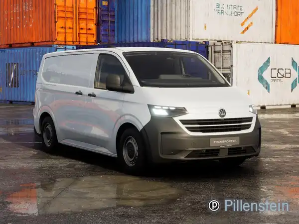 Ein VW Transporter in Weiß, von der Seite aufgenommen, vor einem Hintergrund mit Farbkisten.