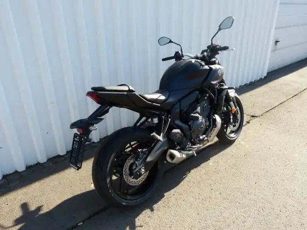 YAMAHA MT-07 (3/9)