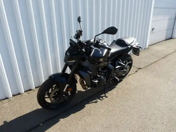 Das Bild zeigt eine schwarze YAMAHA MT-09 von der Seite. Es handelt sich um ein Fahrzeugbild.