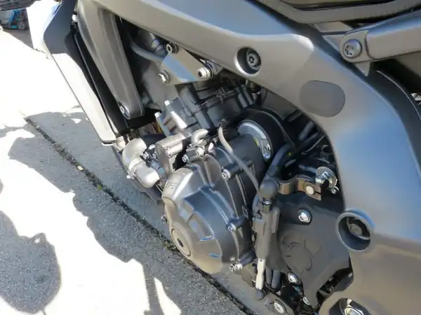 YAMAHA MT-09 (8/9)