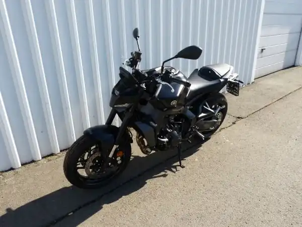 YAMAHA MT-09 (1/9)