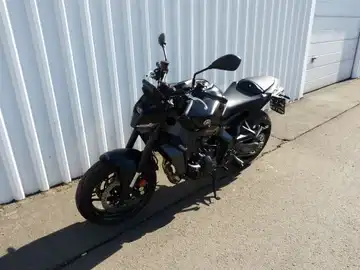 Das Bild zeigt eine schwarze Yamaha MT-09 aus der Seitenansicht.