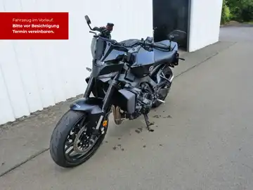Das Bild zeigt ein schwarzes Fahrzeug, aufgenommen von der Seite. Es enthält markante Texteinblendungen im oberen linken Bereich.