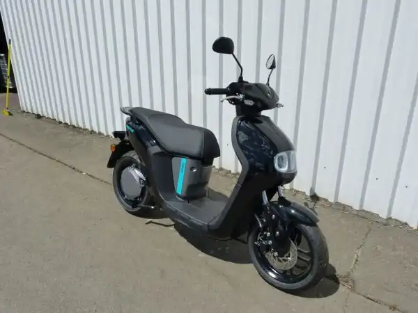 Das Bild zeigt einen Yamaha Neo's Roller, aufgenommen von der Seite. Die Farbe des Fahrzeugs ist schwarz.