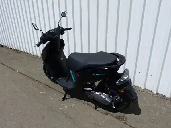 Das Bild zeigt einen schwarzen YAMAHA NEO's Scooter aus der Seitenansicht.