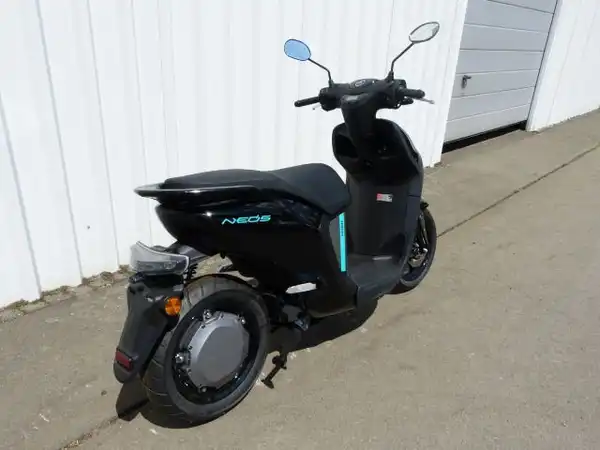 Das Bild zeigt einen schwarzen YAMAHA NEO's Scooter, aufgenommen von der Seite.