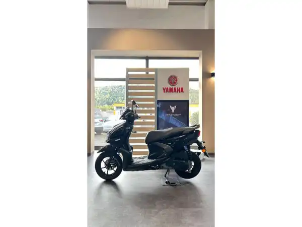 YAMAHA RAYZR (2/6)