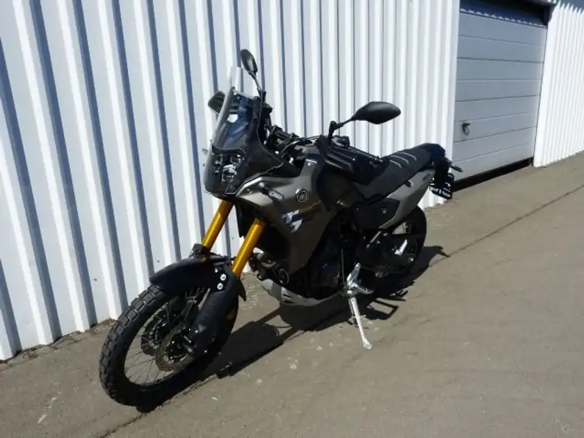 Das Bild zeigt eine YAMAHA TENERE 700 von der Seite in schwarzer Farbe.