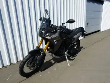Das Bild zeigt eine YAMAHA TENERE 700 von der Seite in schwarzer Farbe.