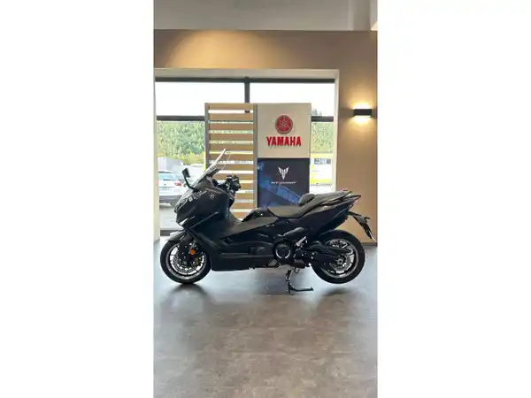 YAMAHA TMAX (2/7)