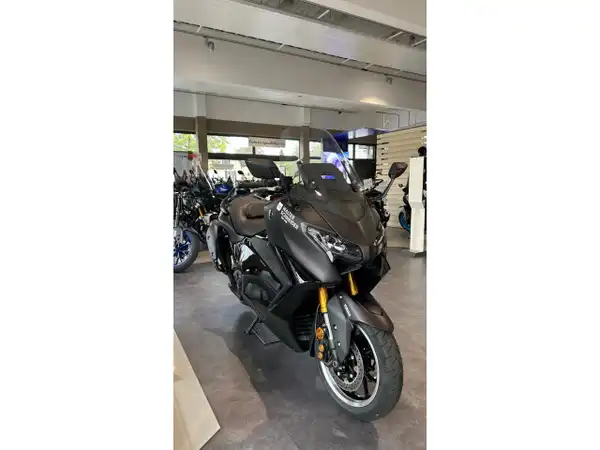 YAMAHA TMAX (3/7)