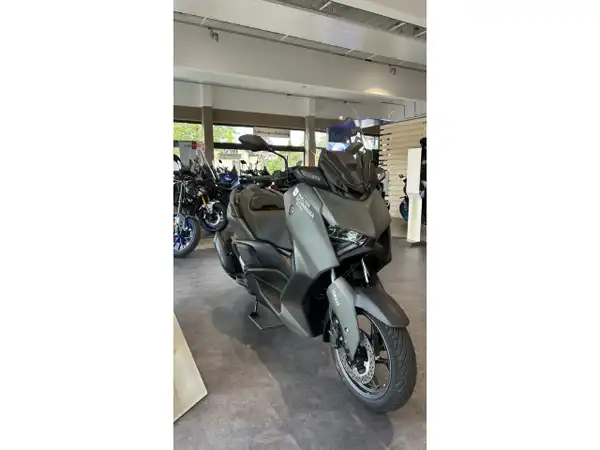 YAMAHA XMAX 300 (3/6)