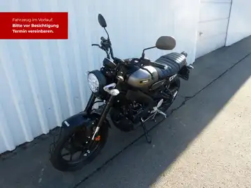 Das Bild zeigt eine Yamaha XSR 125 von der Seite in schwarzer Farbe. Es enthält eine markante Texteinblendung: "Fahrzeug im Vorlauf. Bitte vor Besichtigung Termin vereinbaren."