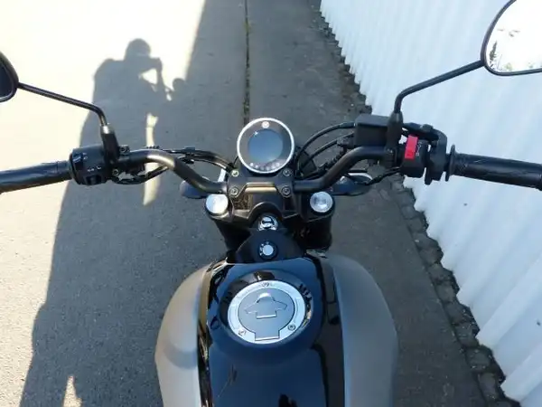 YAMAHA XSR 125 (6/8)