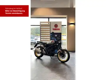Das Bild zeigt ein schwarzes Yamaha XSR 125 von der Seite. Es enthält markante Texteinblendungen für Verkaufsinformationen und ein Händlerlogo.