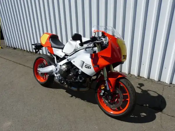 YAMAHA XSR 900 (2/8)