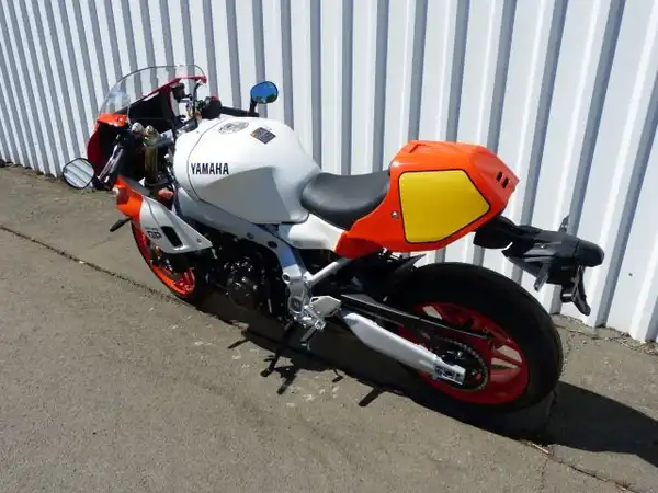 YAMAHA XSR 900 (3/8)