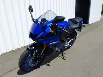 Das Bild zeigt eine YAMAHA YZF-R125 von der Seite in blauer Farbe.