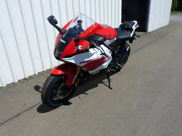 YAMAHA YZF-R7 (1/9)