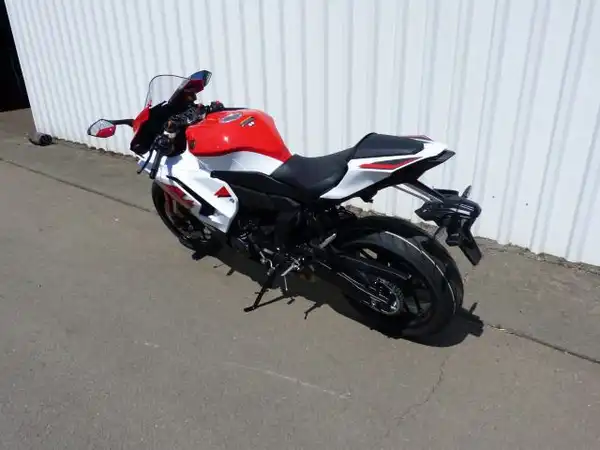 YAMAHA YZF-R7 (3/9)