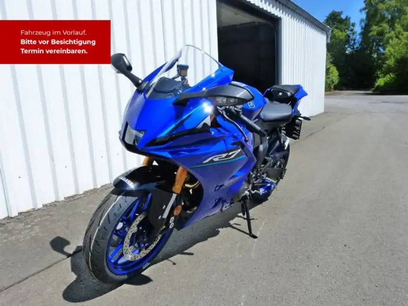 Das Bild zeigt eine YAMAHA YZF-R7 aus der Seitenansicht in der Farbe Blau. Es enthält markante Texteinblendungen wie "Fahrzeug im Vorlauf" und "Bitte vor Besichtigung Termin vereinbaren.".