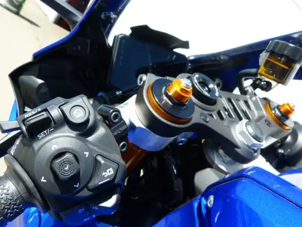 YAMAHA YZF-R7 (6/8)